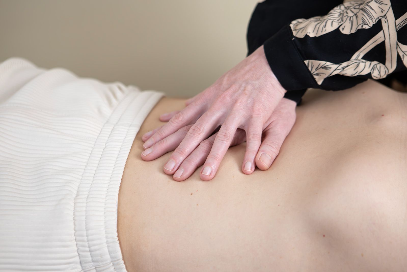 Behandlung des Bauchraums mit flach aufgelegten Händen